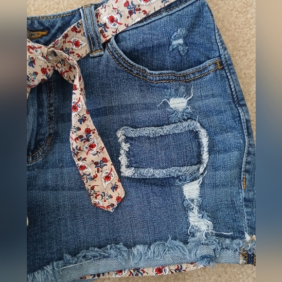 New Lauren Conrad Womens Distressed Jean Shorts Floral Belt Sz 4. FL - Picture 2 of 6